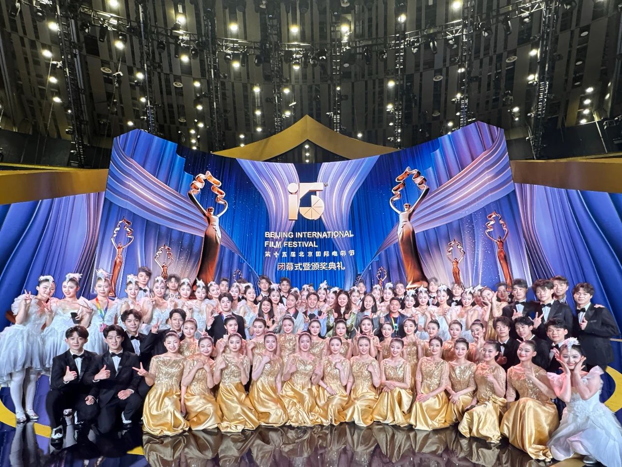 天传舞蹈学子闪耀北京国际电影节闭幕式 以青春舞姿致敬光影传奇