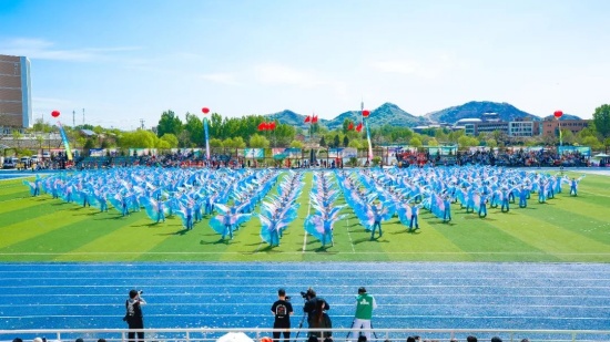 第⼗一届盘⼭⽥径运动会舞蹈学院⼤型集体舞表演《乘风归来》